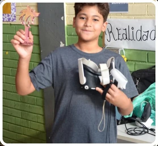 Participante do Matilha Day com equipamento de realidade virtual