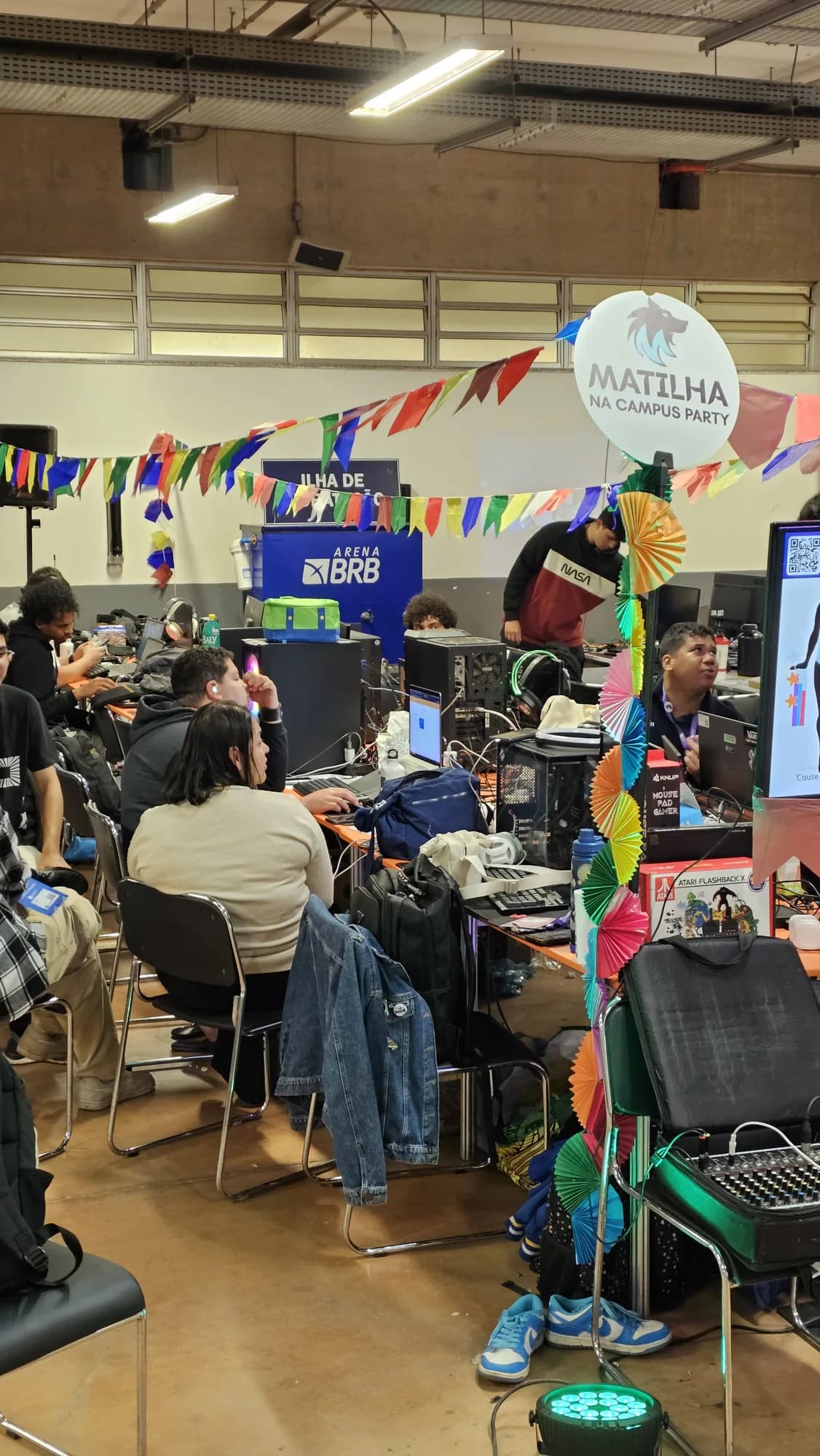Estação de tecnologia organizada pela Matilha em um evento