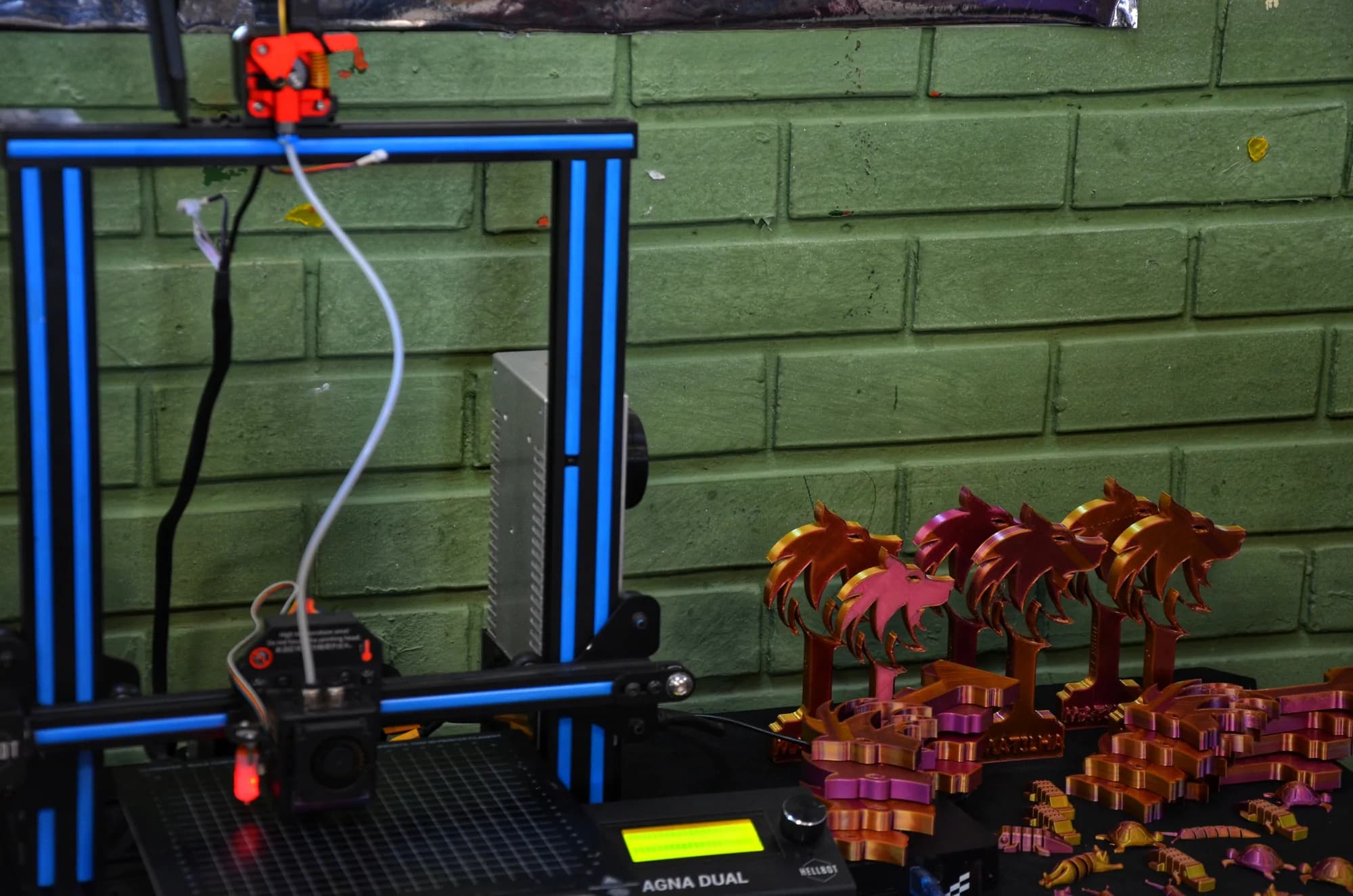 Impressora 3D e peças produzidas em uma atividade da Matilha