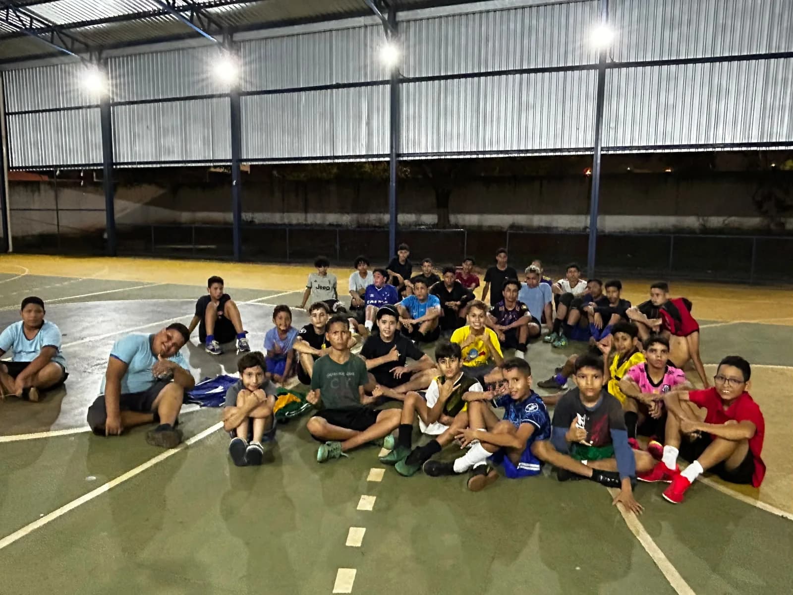 Participantes e equipe do projeto esportivo The Fox