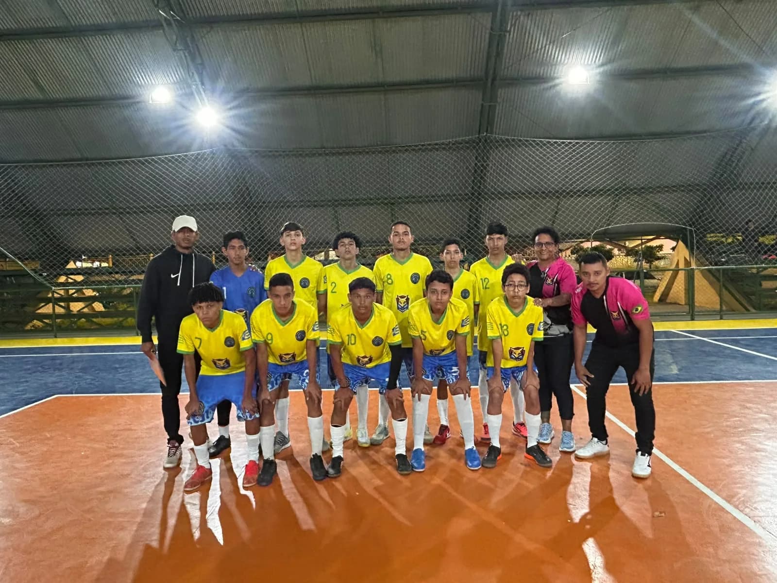 Equipe da The Fox com uniforme amarelo