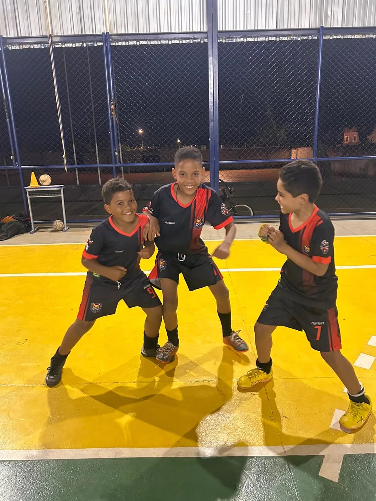 Crianças durante uma atividade esportiva da The Fox